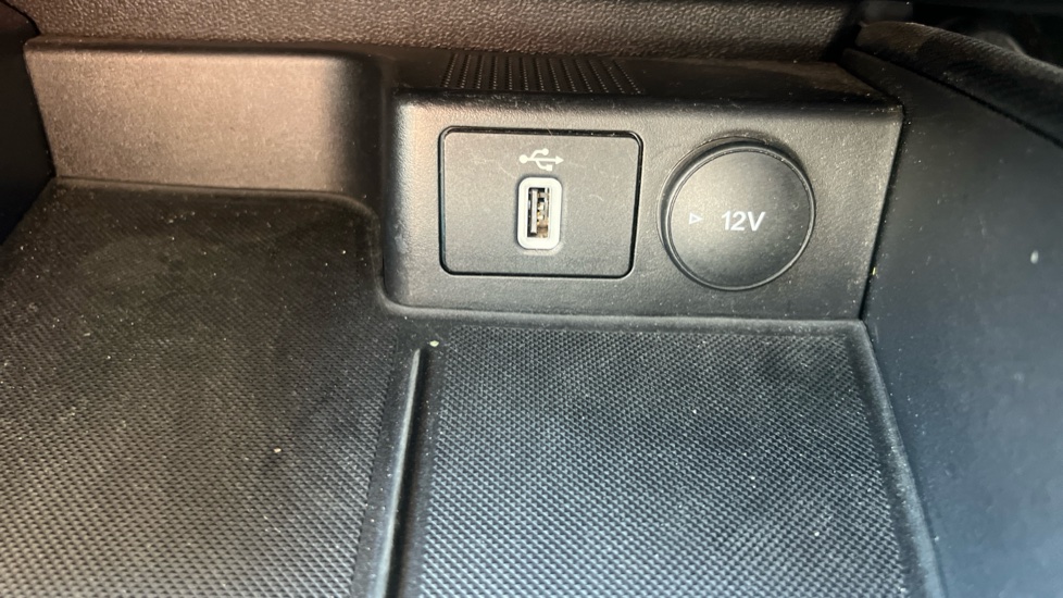 Ford Focus 1.0 EcoBoost 125 Active X 5dr Petrol Estate - Image 30
