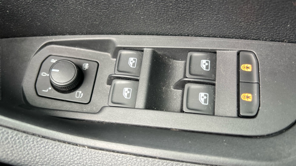Skoda Karoq 1.5 TSI SE Edition 5dr DSG Petrol Estate - Image 32