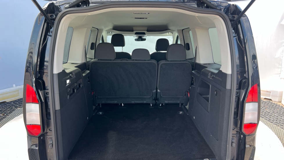 Ford Tourneo Connect 2.0 EcoBlue Active 5dr Auto Diesel Estate - Image 4