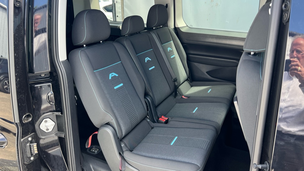 Ford Tourneo Connect 2.0 EcoBlue Active 5dr Auto Diesel Estate - Image 39