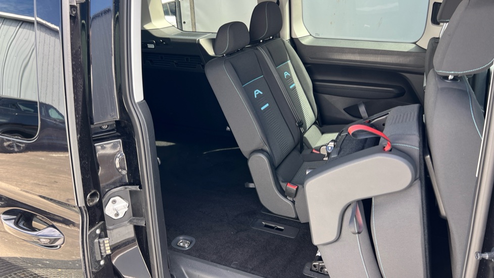 Ford Tourneo Connect 2.0 EcoBlue Active 5dr Auto Diesel Estate - Image 41
