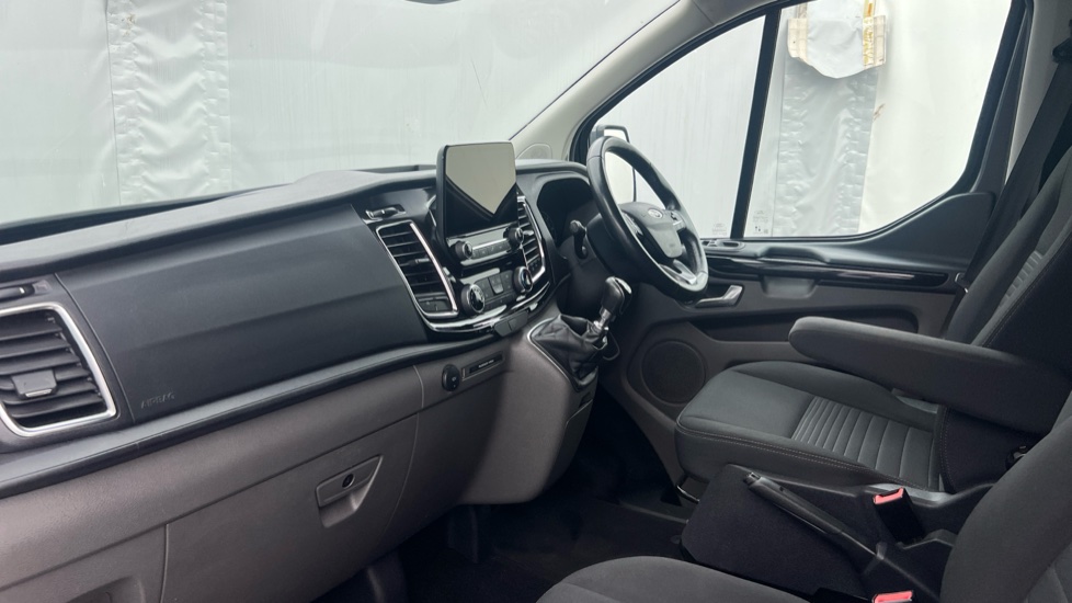 Ford Transit Custom 300 L2 Diesel Fwd 2.0 EcoBlue 130ps Low Roof D/Cab Limited Van - Image 9