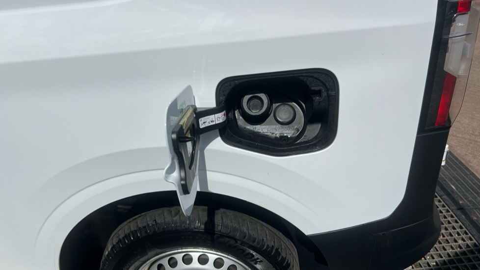 Ford Transit Courier Petrol 1.0 EcoBoost Leader Van - Image 16