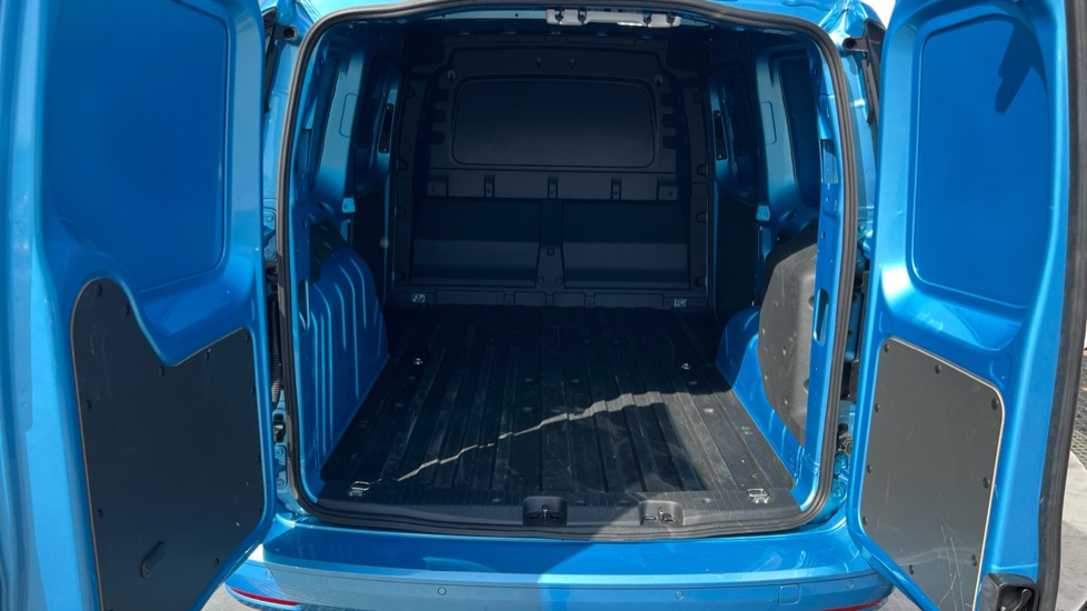 Ford Transit Connect 250 L2 Petrol 1.5 EcoBoost PHEV 150 Limited Van Auto - Image 4