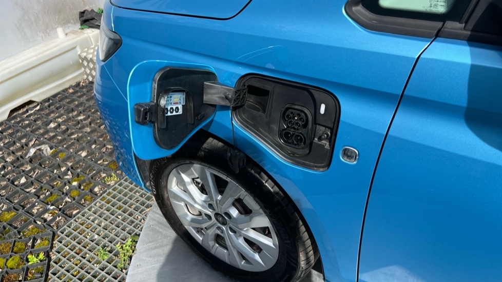 Ford Transit Connect 250 L2 Petrol 1.5 EcoBoost PHEV 150 Limited Van Auto - Image 40