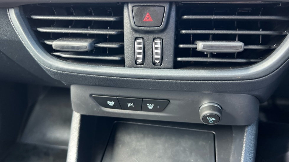 Ford Transit Courier E-Transit Courier 100kW 43kWh Trend Van Auto - Image 28