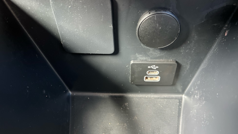 Ford Transit Courier E-Transit Courier 100kW 43kWh Trend Van Auto - Image 29