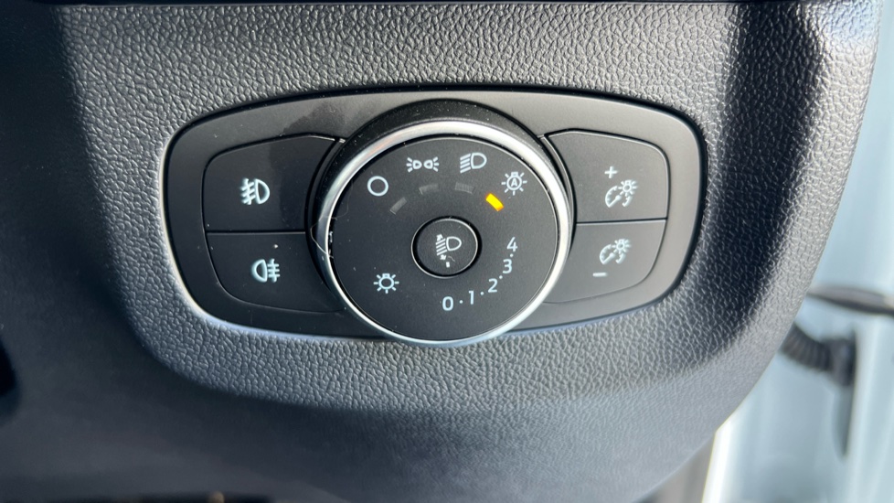 Ford Transit Courier E-Transit Courier 100kW 43kWh Trend Van Auto - Image 34