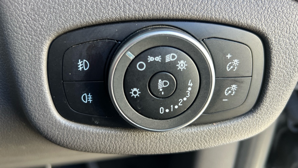 Ford Transit Connect 250 L2 Diesel 1.5 EcoBlue 120ps Limited Van - Image 32
