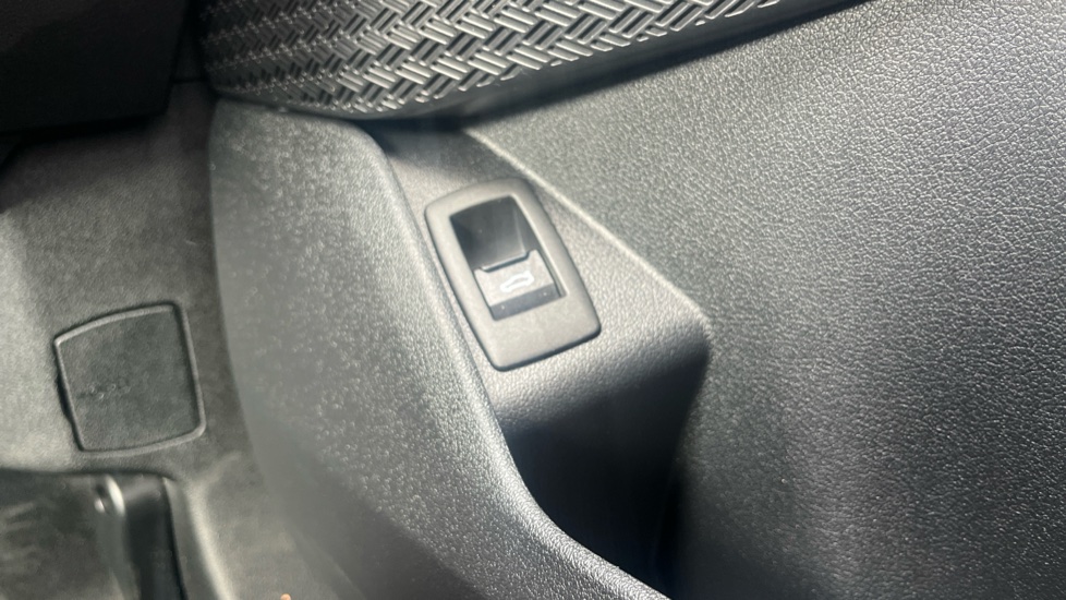 BMW X1 sDrive 18d xLine 5dr Step Auto Diesel Estate - Image 33