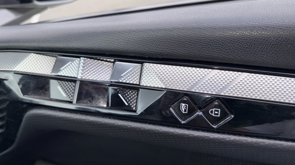 DS 4 1.2 PureTech Bastille 5dr EAT8 Petrol Hatchback - Image 21