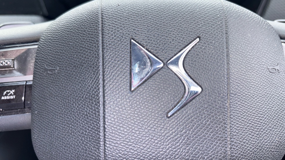 DS 4 1.2 PureTech Bastille 5dr EAT8 Petrol Hatchback - Image 25