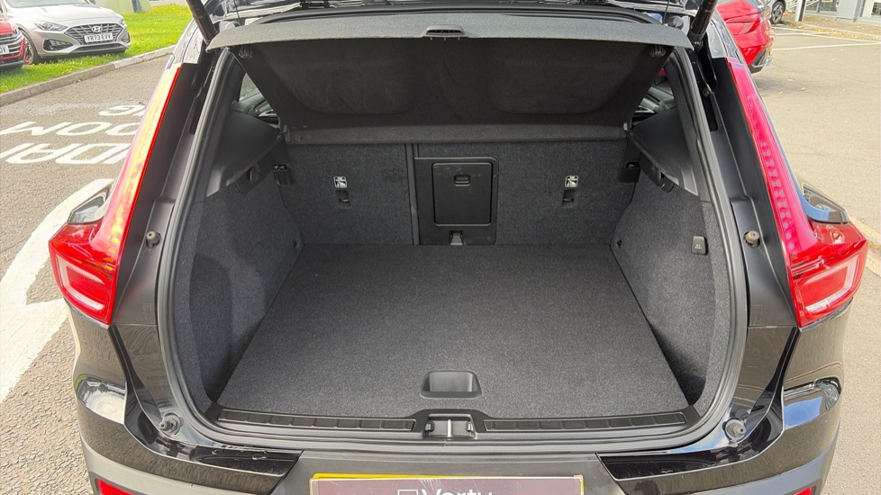 Volvo XC40 2.0 B4P R DESIGN Pro 5dr Auto Petrol Estate - Image 4