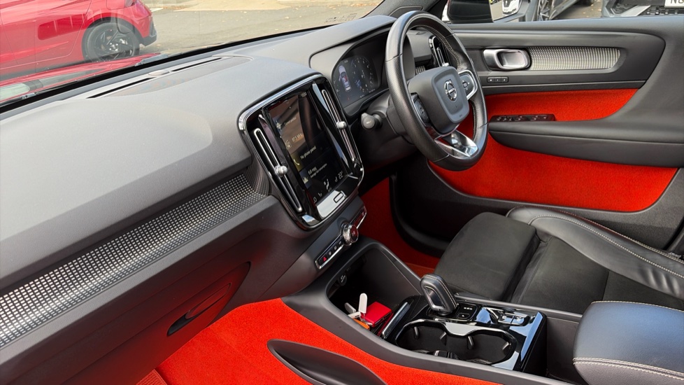 Volvo XC40 2.0 B4P R DESIGN Pro 5dr Auto Petrol Estate - Image 9
