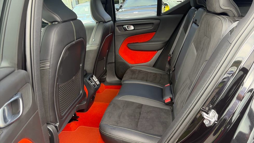Volvo XC40 2.0 B4P R DESIGN Pro 5dr Auto Petrol Estate - Image 16