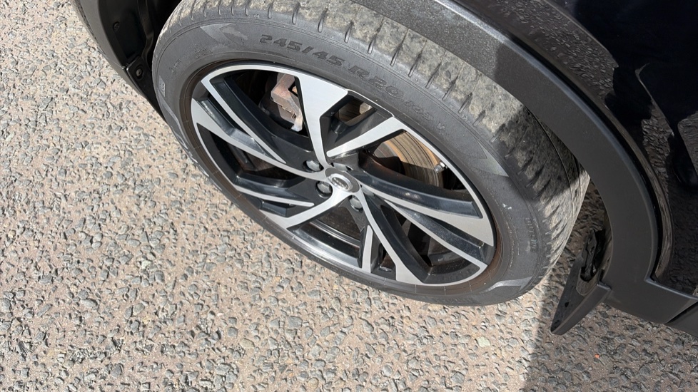 Volvo XC40 2.0 B4P R DESIGN Pro 5dr Auto Petrol Estate - Image 26