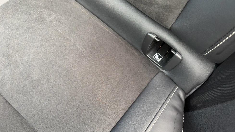 Volvo XC40 2.0 B4P R DESIGN Pro 5dr Auto Petrol Estate - Image 31