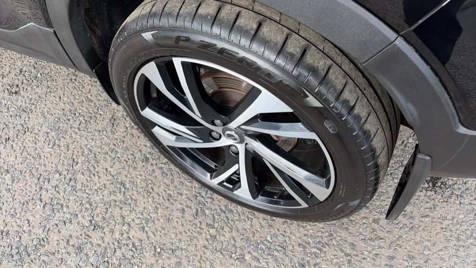 Volvo XC40 2.0 B4P R DESIGN Pro 5dr Auto Petrol Estate - Image 35