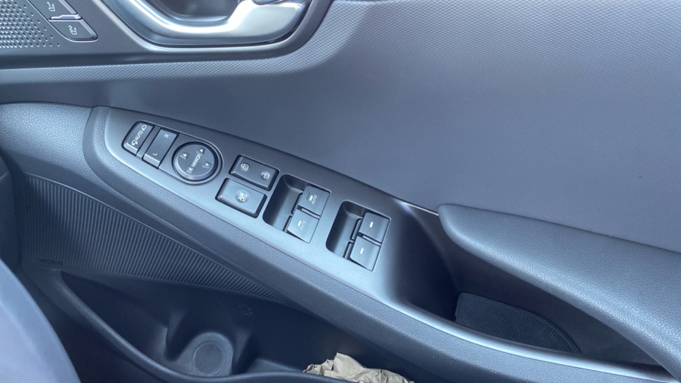 Hyundai IONIQ 1.6 GDi Plug-in Hybrid Premium SE 5dr DCT Hatchback - Image 25