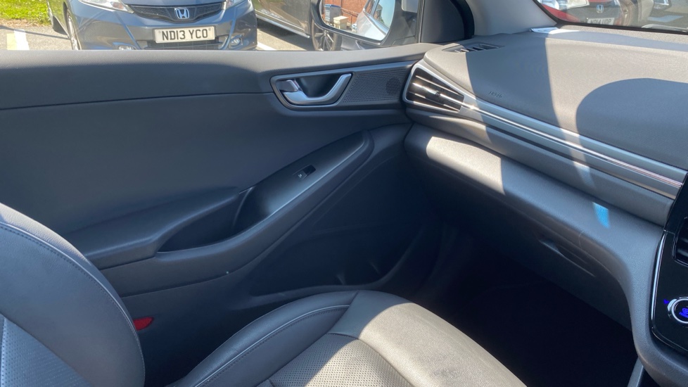 Hyundai IONIQ 1.6 GDi Plug-in Hybrid Premium SE 5dr DCT Hatchback - Image 31