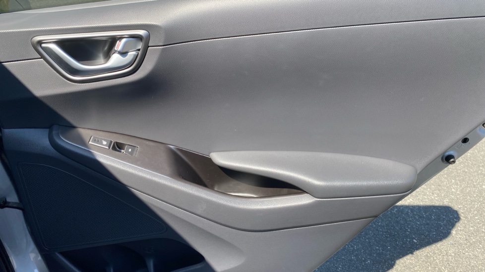 Hyundai IONIQ 1.6 GDi Plug-in Hybrid Premium SE 5dr DCT Hatchback - Image 33