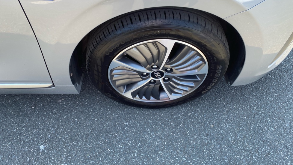 Hyundai IONIQ 1.6 GDi Plug-in Hybrid Premium SE 5dr DCT Hatchback - Image 35