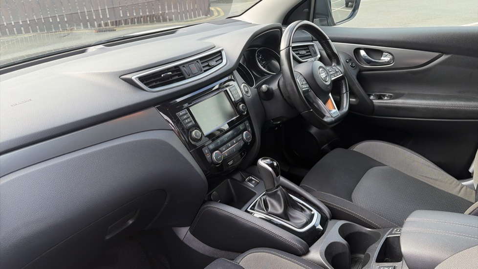 Nissan Qashqai 1.3 DiG-T 160 N-Connecta 5dr DCT Petrol Hatchback - Image 9