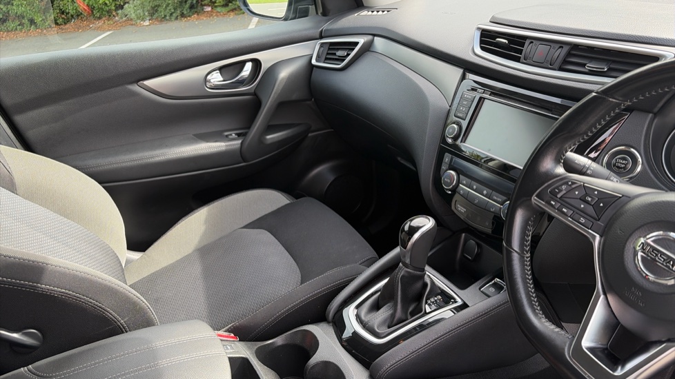 Nissan Qashqai 1.3 DiG-T 160 N-Connecta 5dr DCT Petrol Hatchback - Image 14