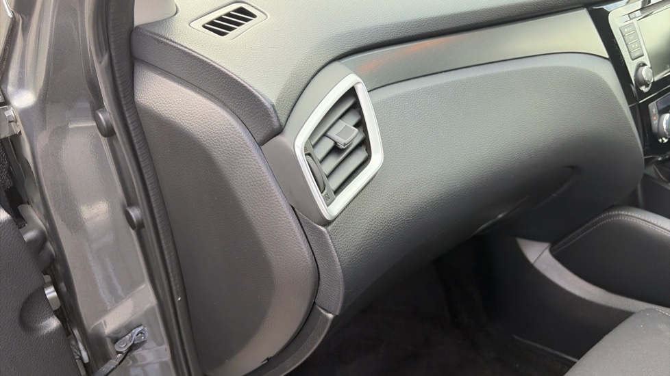Nissan Qashqai 1.3 DiG-T 160 N-Connecta 5dr DCT Petrol Hatchback - Image 23