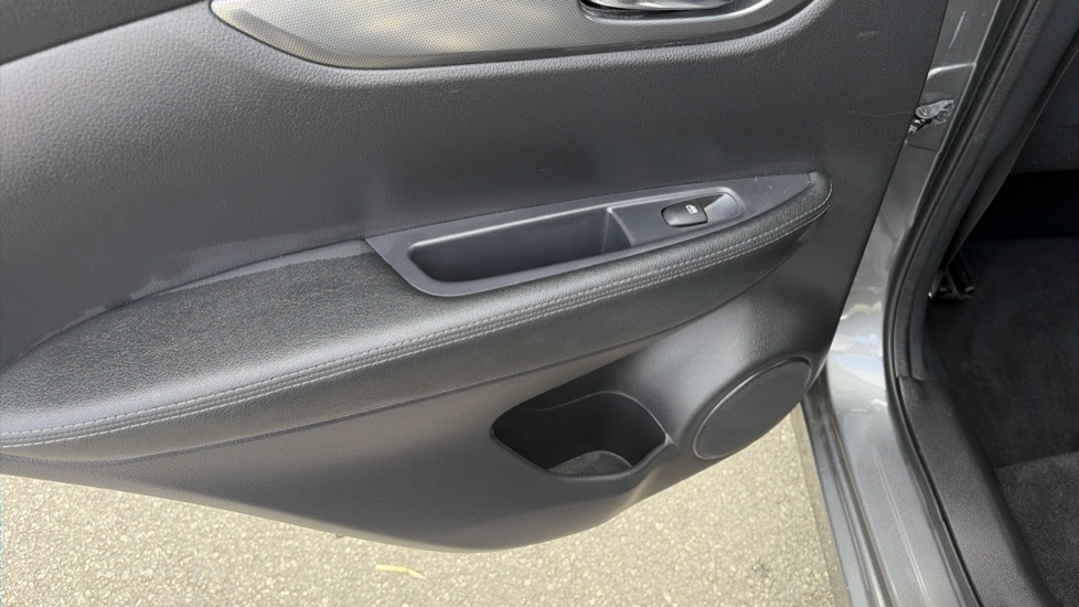 Nissan Qashqai 1.3 DiG-T 160 N-Connecta 5dr DCT Petrol Hatchback - Image 31