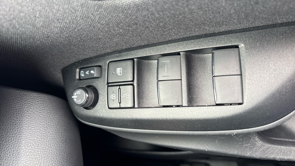 Toyota Yaris 1.5 Hybrid Design 5dr CVT Hybrid Hatchback - Image 31