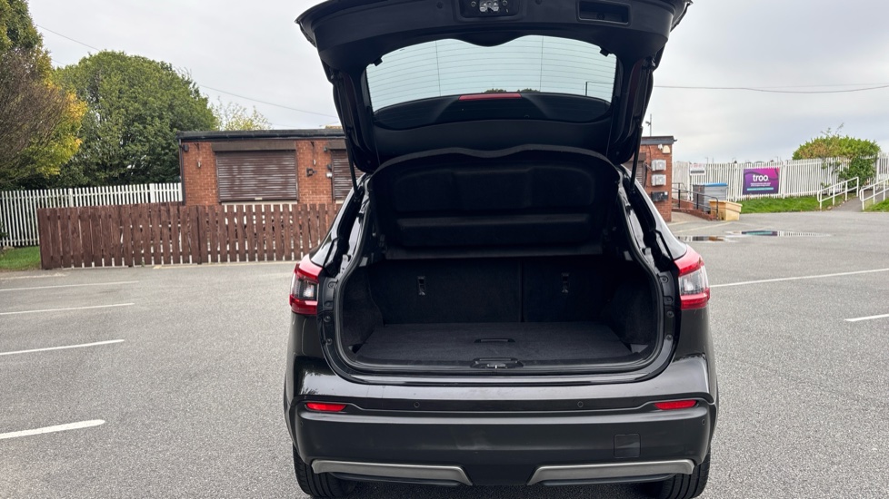 Nissan Qashqai 1.3 DiG-T 160 Tekna 5dr Petrol Hatchback - Image 4