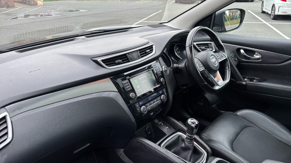 Nissan Qashqai 1.3 DiG-T 160 Tekna 5dr Petrol Hatchback - Image 9