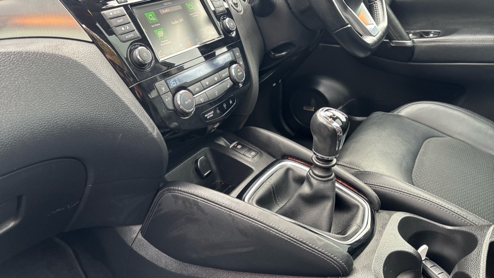 Nissan Qashqai 1.3 DiG-T 160 Tekna 5dr Petrol Hatchback - Image 13