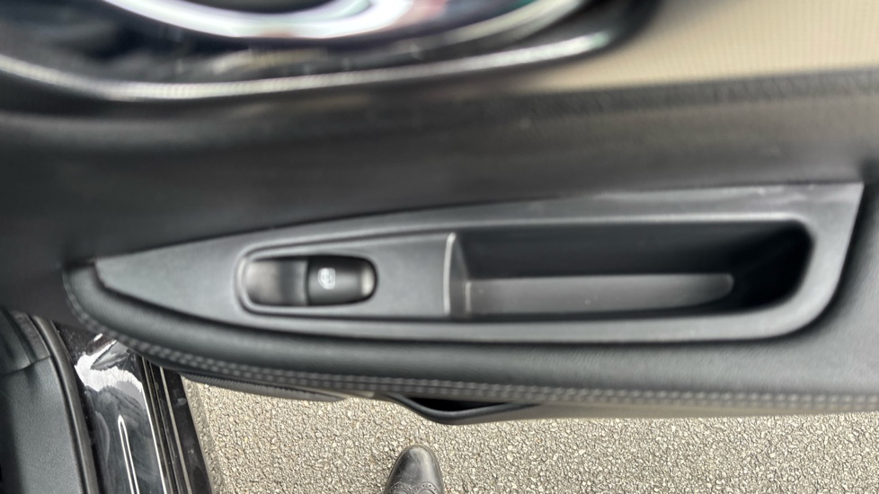 Nissan Qashqai 1.3 DiG-T 160 Tekna 5dr Petrol Hatchback - Image 29