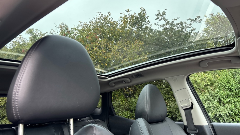 Nissan Qashqai 1.3 DiG-T 160 Tekna 5dr Petrol Hatchback - Image 31