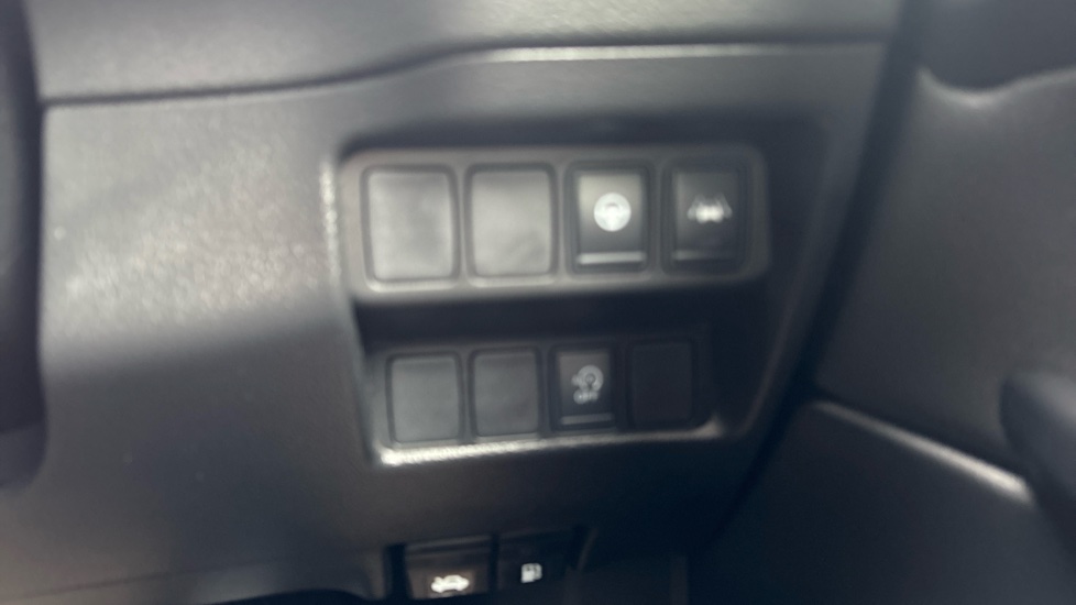 Nissan Qashqai 1.3 DiG-T 160 Tekna 5dr Petrol Hatchback - Image 39