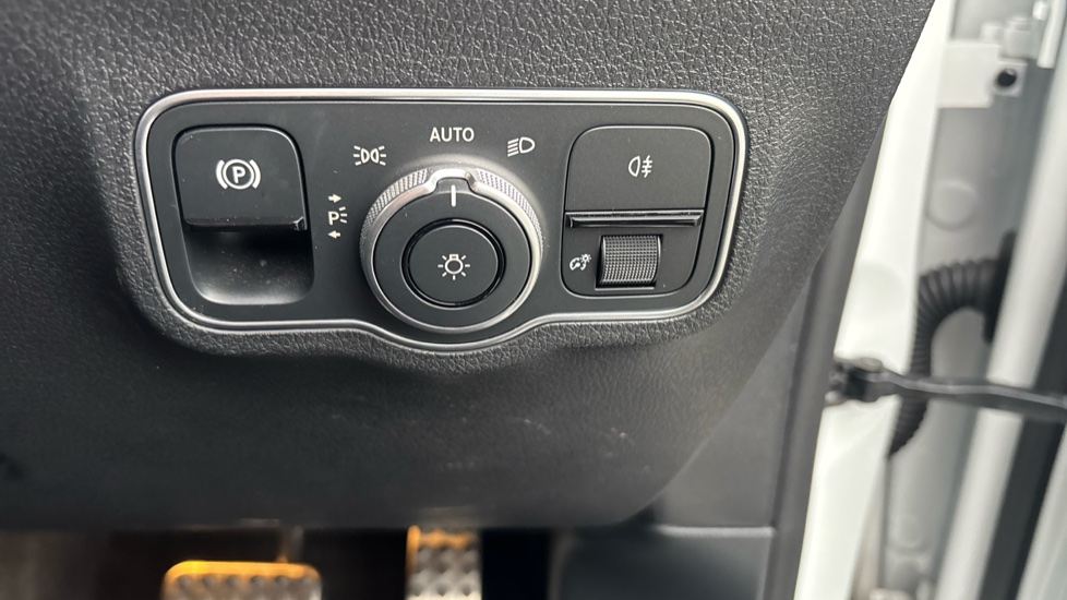 Mercedes-Benz GLB 220d 4Matic AMG Line Premium 5dr 8G-Tronic Diesel Estate - Image 33