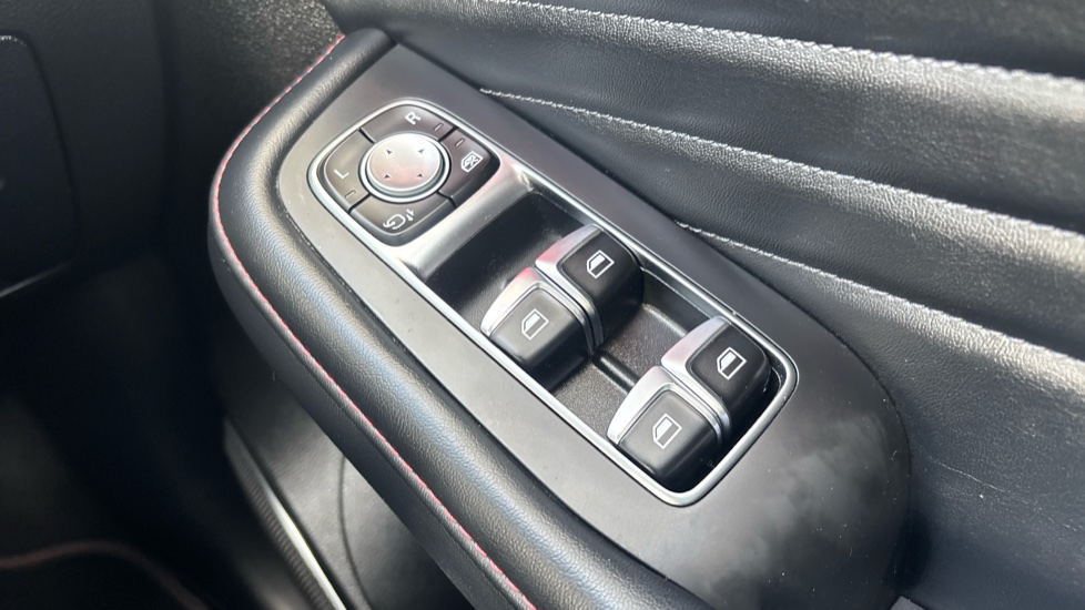 MG HS 1.5 T-GDI Exclusive 5dr Petrol Hatchback - Image 25