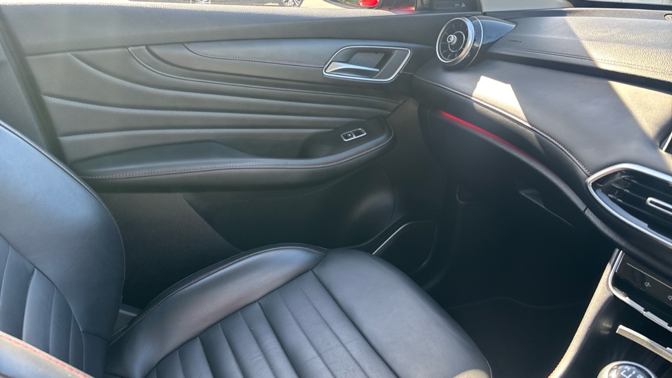 MG HS 1.5 T-GDI Exclusive 5dr Petrol Hatchback - Image 33
