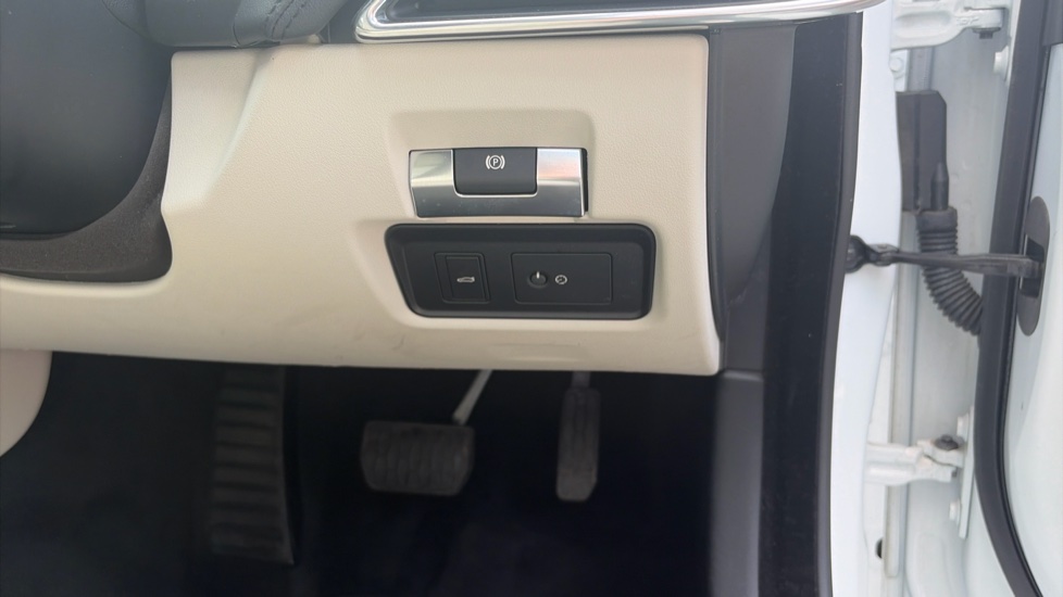 Jaguar XE 2.0 D200 S 4dr Auto Diesel Saloon - Image 32