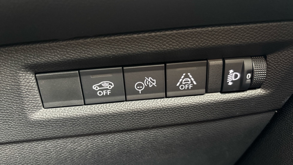 Vauxhall Frontera 83kW Design 44kWh 5dr Auto Electric Estate - Image 25