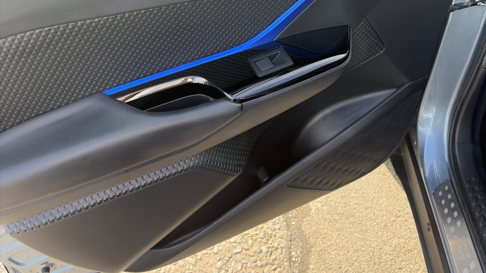 Toyota C-HR 2.0 Hybrid Dynamic 5dr CVT Hybrid Hatchback - Image 21