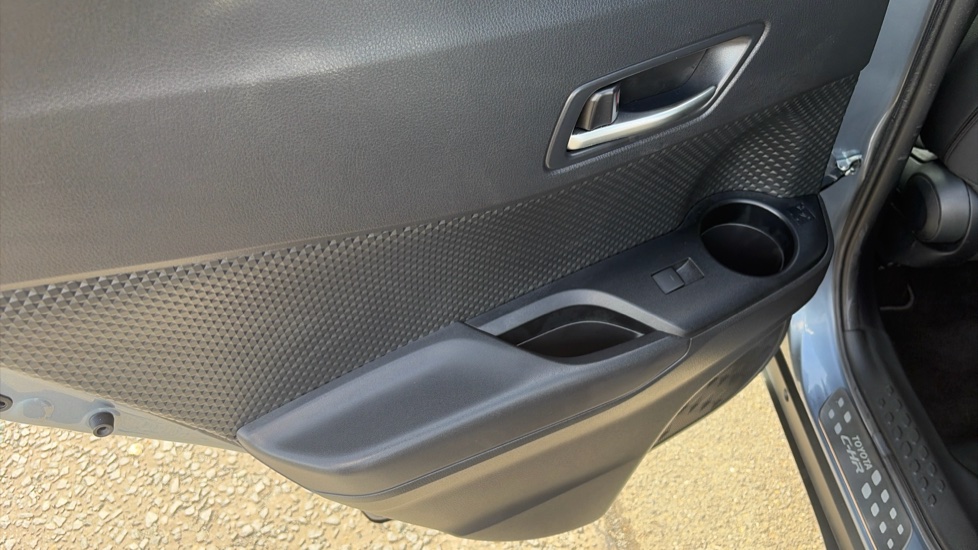 Toyota C-HR 2.0 Hybrid Dynamic 5dr CVT Hybrid Hatchback - Image 35