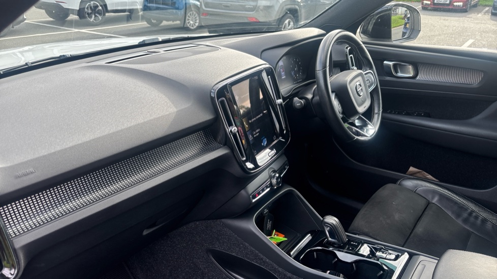 Volvo XC40 2.0 B4P R DESIGN 5dr AWD Auto Petrol Estate - Image 9