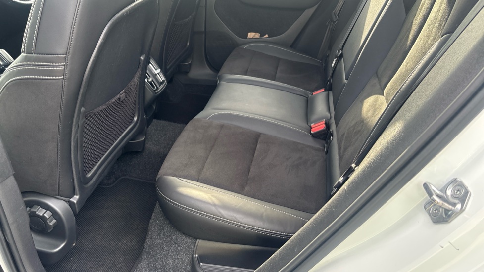 Volvo XC40 2.0 B4P R DESIGN 5dr AWD Auto Petrol Estate - Image 16