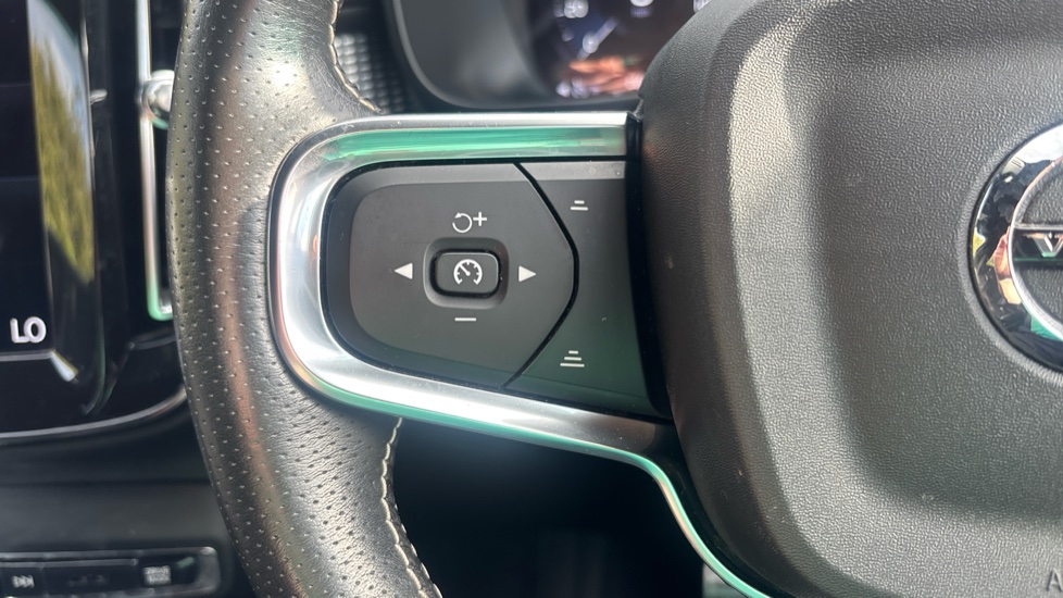 Volvo XC40 2.0 B4P R DESIGN 5dr AWD Auto Petrol Estate - Image 21
