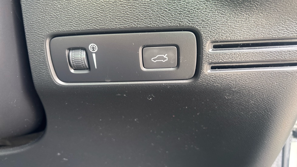Volvo XC40 2.0 B4P R DESIGN 5dr AWD Auto Petrol Estate - Image 32