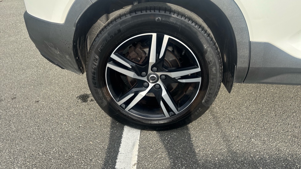 Volvo XC40 2.0 B4P R DESIGN 5dr AWD Auto Petrol Estate - Image 33