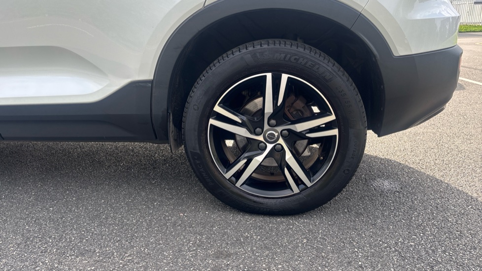 Volvo XC40 2.0 B4P R DESIGN 5dr AWD Auto Petrol Estate - Image 36